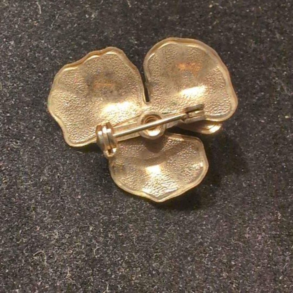 Vintage Pansy Purple and White Brooch with Gold Trim and white.pearl.bead Center - Picture 3 of 8